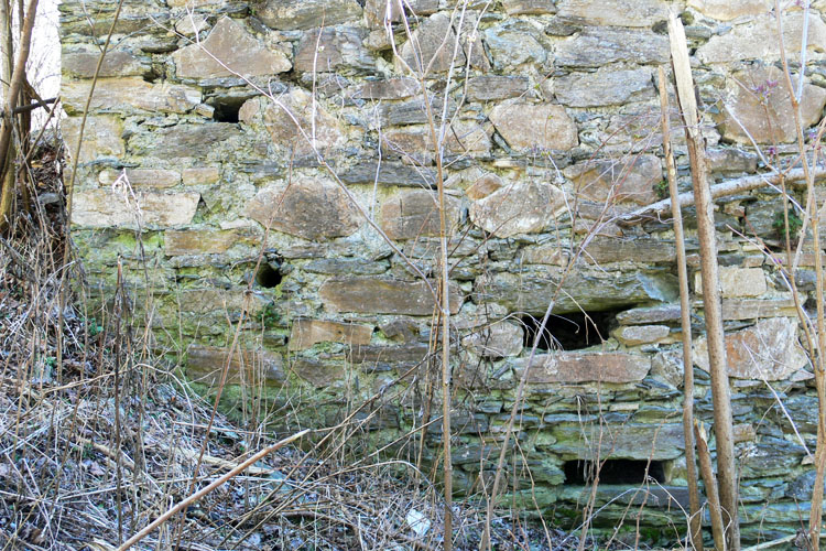 Niederkraig Kasten: querrechteckige Lüftungsöffnungen 