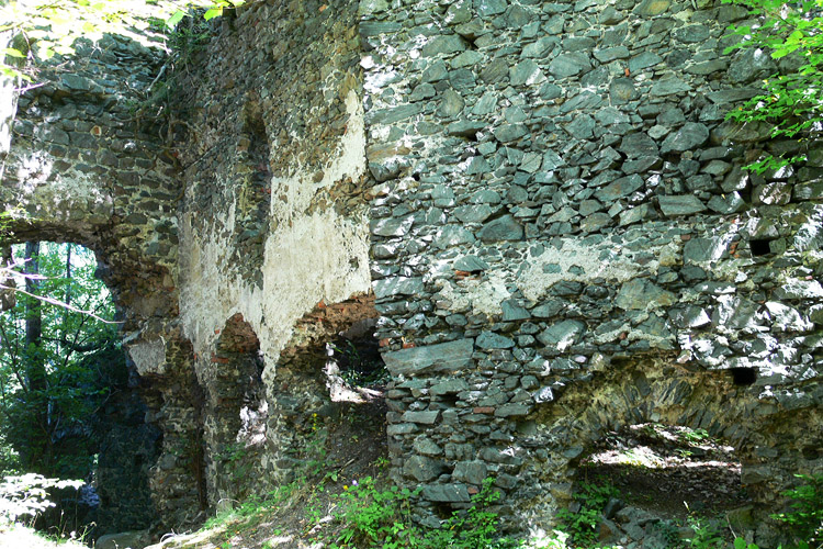 Pernegg: Burgtor (links) und Kapelle (rechts)