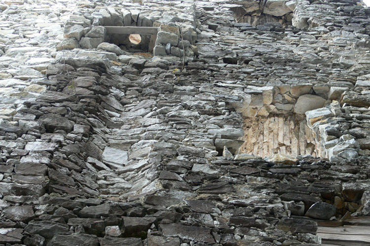 Salla-Klingenstein: Abtritterker an der nördlichen Ringmauer