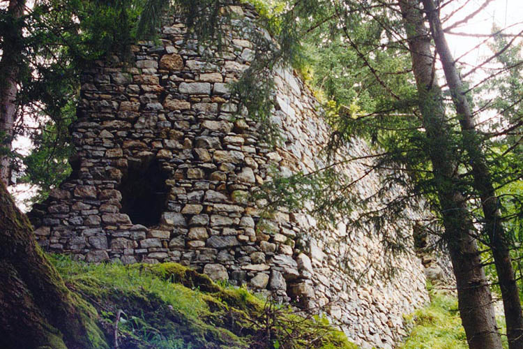 Sulzau-Friedberg: Ringmauer mit abgerundeter Ecke