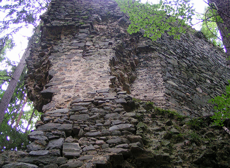 Untere Pernegg: Verschneidung der Gebäudeecke, Torzwinger und Schildmauer