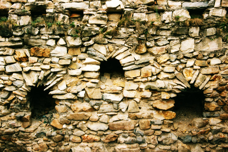 Obervoitsberg: Innenseite der Fenstergruppe vor deren Zerstörung im Jahr 2000.