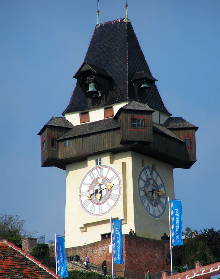 Die Fotogene Westseite des Uhrturms mit dem Breiterker der Türmerstube, der nach unten für das Ziffernblatt erweitert wurde.