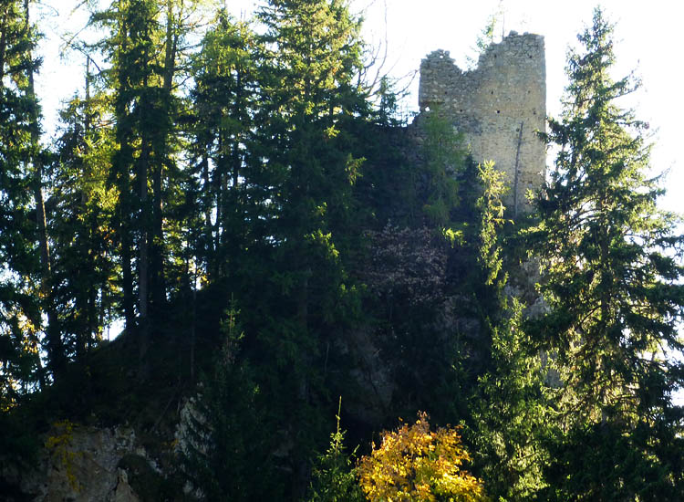 Ehrenfels, von Norden. der 45 Grad Hang links ist die flache Seite, recht vom Turm geht es senkrecht nach unten