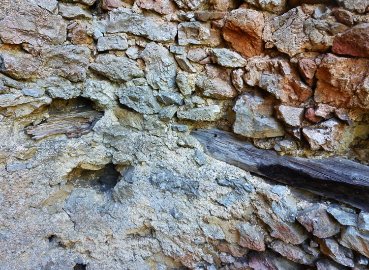 Ehrenfels: angekohlte Maueranker im unteren Bereich des Sechseckturms.