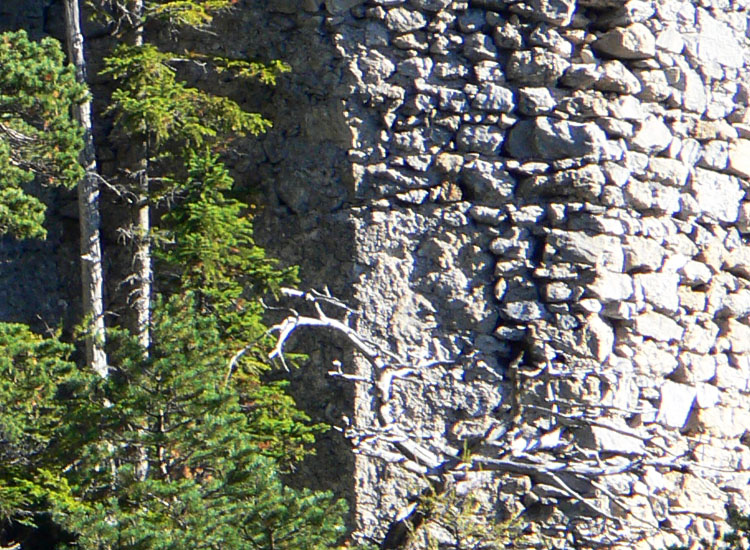 Ehrenfels: Detail des Strukturwechsels an der NW-Kante des Sechseckturms