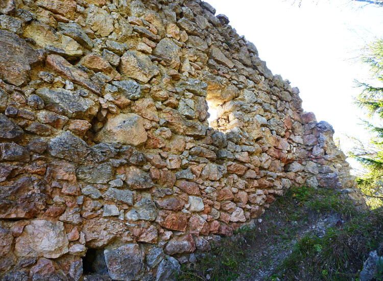 Ehrenfels: die doublierte Innenwand der Südwand