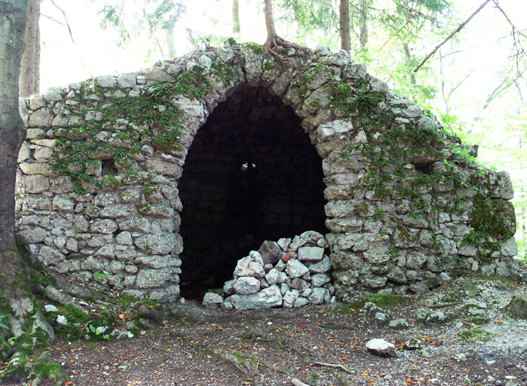 Federaun: Portal in der rezent errichteten Westseite des Bergfrieds