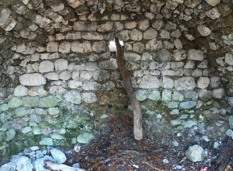 Federaun: Rückseite des Bergfrieds, im Inneren der "Kapelle"