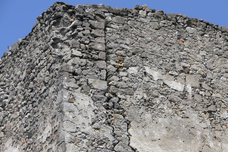 Fragenstein: Baufuge im 4. OG des Bergfrieds