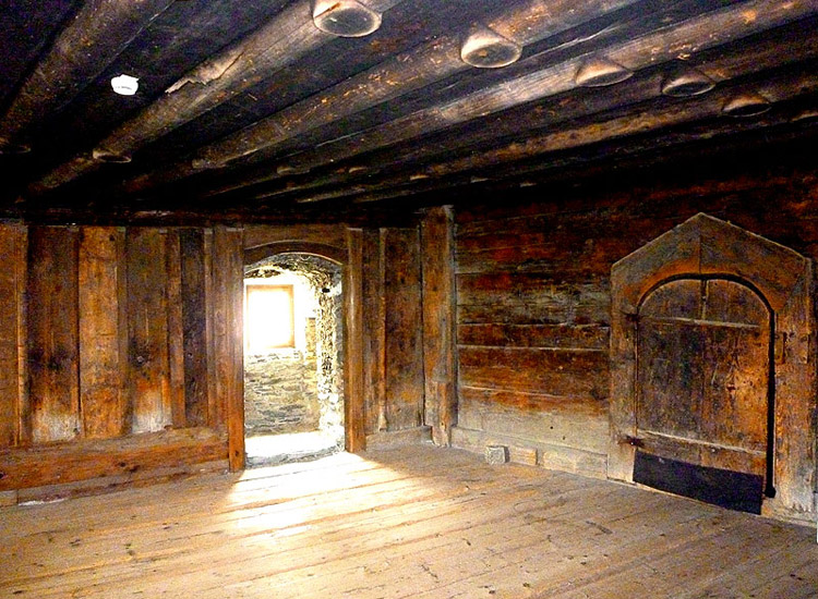 Goldegg: große Stube, links die Hofseite mit der Öffnung für den abgekommenen Kachelofen, rechts die Eingangstüre