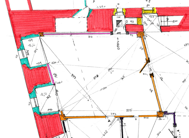 Goldegg: Planausschnitt der großen Stube, mit primären Holzeinbauten (Orange) und wiederverwendeten Täfelungen (pink).