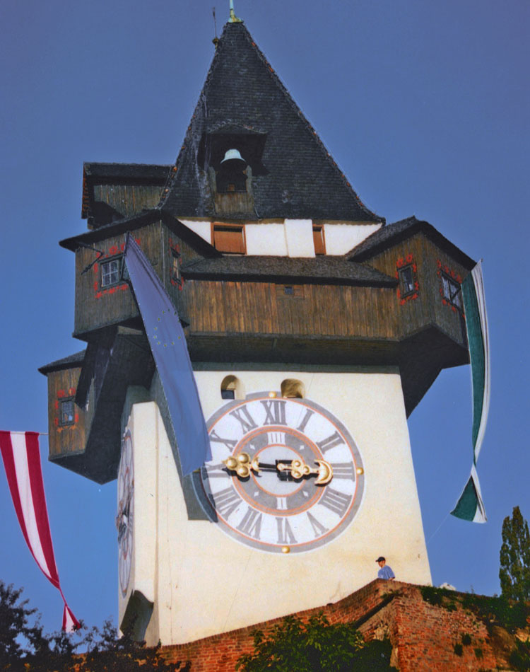 Graz Uhrturm: Ansicht von Süden, mit der Fenstergruppe am oberen Rand des Ziffernblattes