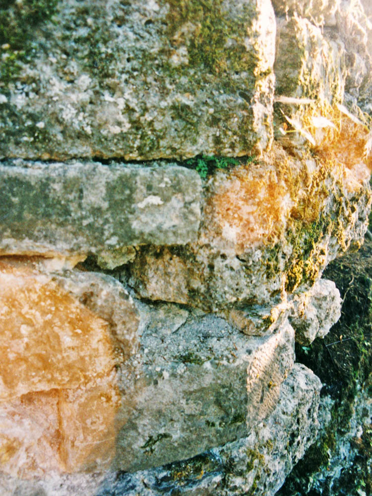 Greifenfels: Eckverband mit Tuffstein und Kalksteinquadern