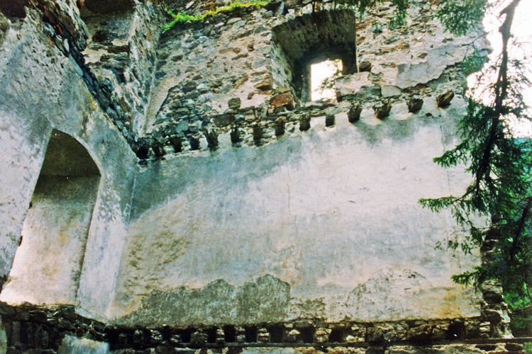 Kienburg: 1.Obergeschoss Süd und Westseite des Festen Hauses (Foto 1999)