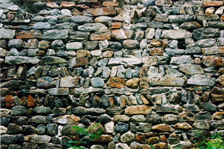 Kienburg: Mauerwerk an der westlichen Ringmauer