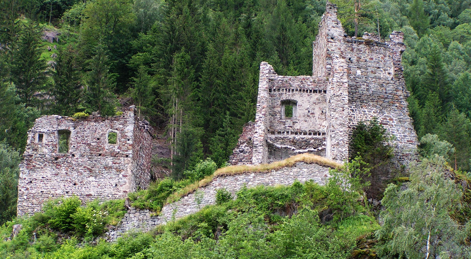 Kienburg: Totale aus Richtung Osten. rechts das Feste Haus