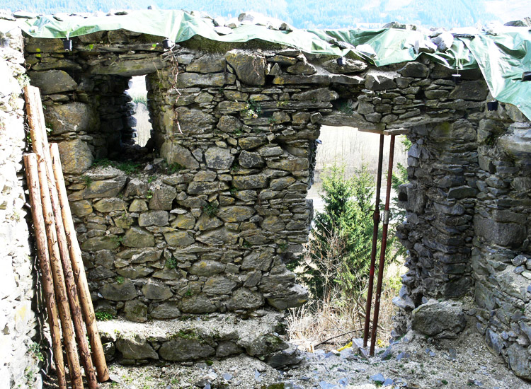 Klause Reitthal 2007 war der Türsturz gebrochen und mußte im Rahmen der Restaurierungsmaßnahmen unterstellt werden