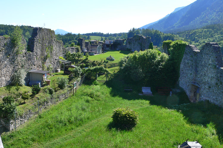 Plainburg: Burghof gegen Osten