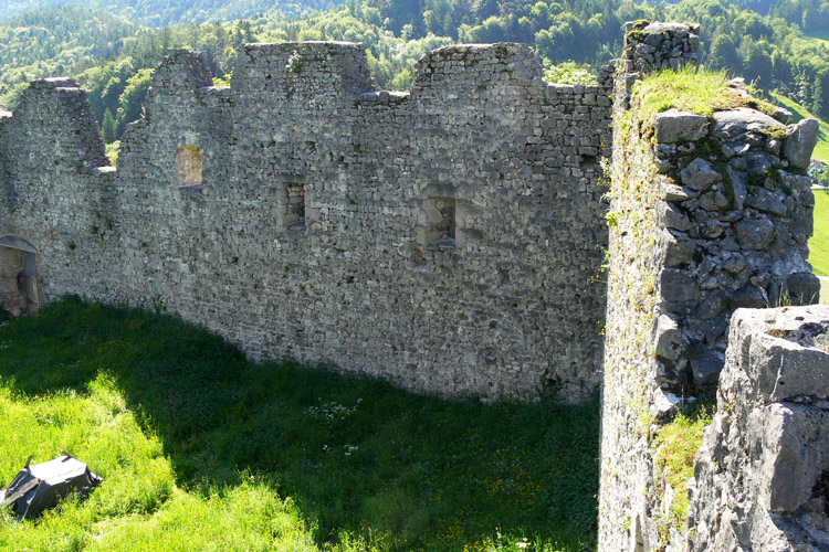 Plainburg: Südwestecke des Burghofs