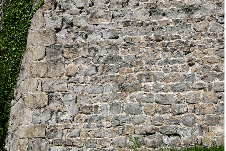 Plainburg: Mauerwerk mit Eckquaderung an der Südostecke der Kernburg