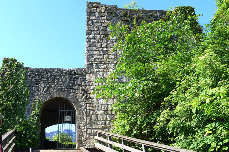 Plainburg: romanischer Torturm (rechts) und die spätgotische Torhalle (links)