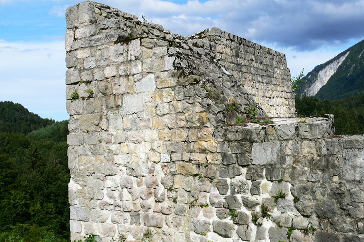 Plainburg: Nordecke des romanischen Torturms