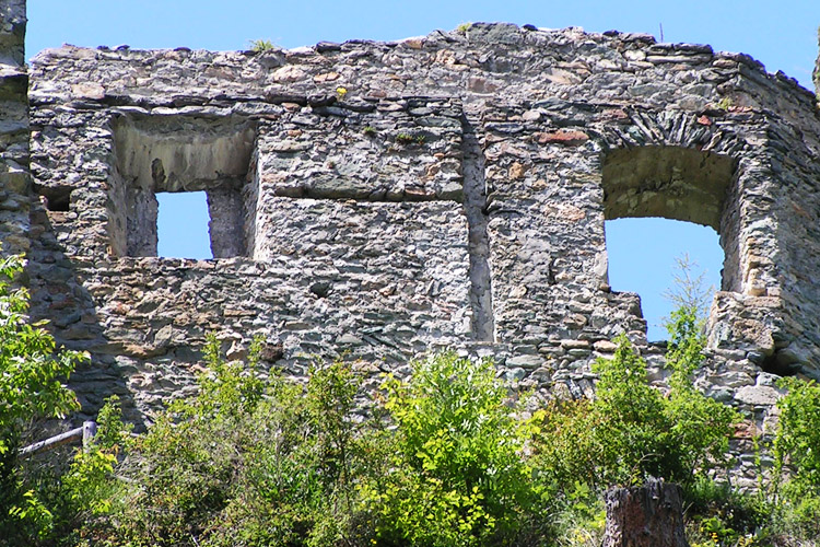 Rabenstein-Virgen: 2. Obergeschoss des Osttraktes mit ehemals getäfelter Stube und Schiebeladenfenster (links)