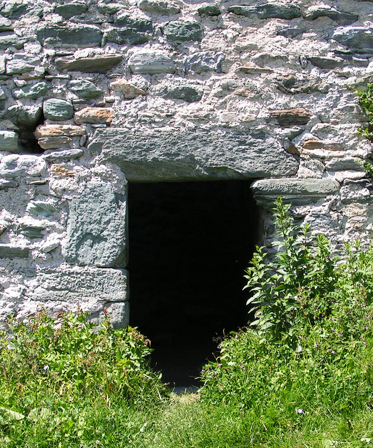 Rabenstein-Virgen, Pfaffenstöckl: Die im Erdgeschoss gelegene Türe zum Wohnturm
