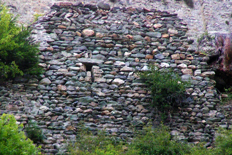 Rabenstein-Virgen: Ringmauerstück an der Ostseite.