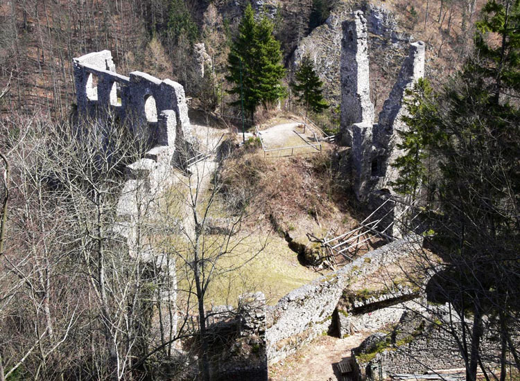 Blick vom Mitterturm auf die Burg Scharnstein. 