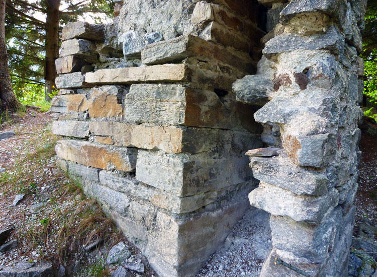 Sonnenburg: Foto 1: Baufuge zwischen Wohnturm (links) und Torzwinger (rechts)