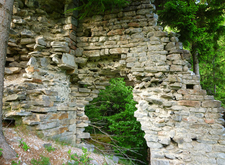 Sonnenburg: Foto 6:links der Wohnturm, rechts Torzwinger und inneres Tor