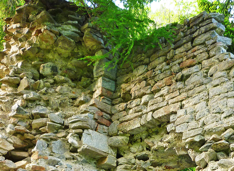 Sonnenburg: Anschluss des orturms (rechts) an den Wohnturm im Bereich der Mauerkrone über dem Inneren Tor.
