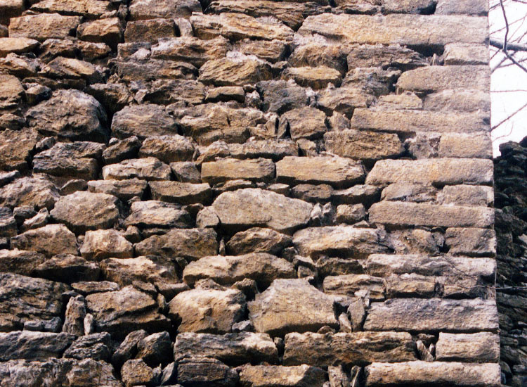 Strassfried: Mauerwerk am Bergfried
