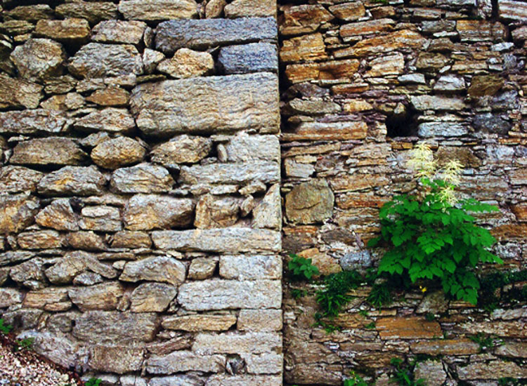 Strassfried: Baufuge zwischen bergfried (links) und Ringmauer (rechts)