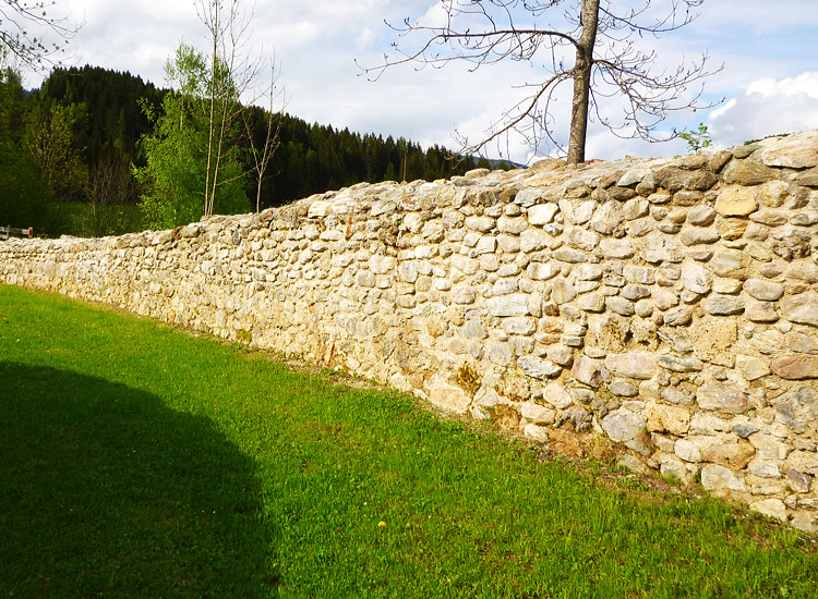 Wagrain: die restaurierte und von Bewuchs befreite Ringmauer, 2010