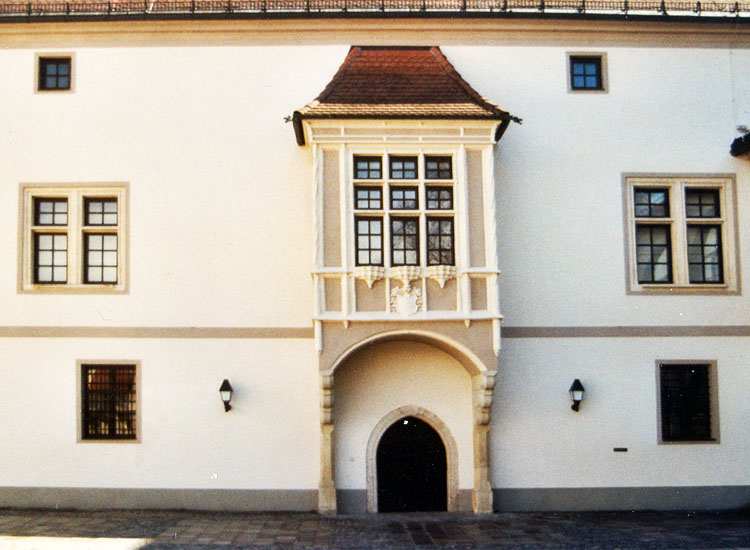  Wels: hofseitige Fassaade mit dem Erker der Stube in der MItte des Südtraktes