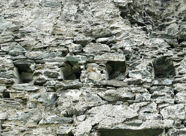 Liebenfels: eckige Balkenlöcher an der Talseite