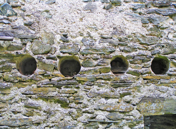 Liebenfels: runde Balkenlöcher an der Hofseite
