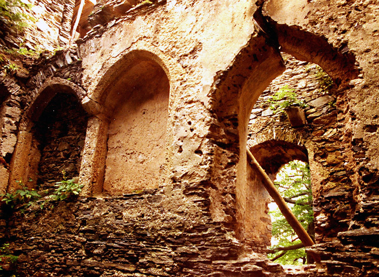 Hauenstein: Wohnturm 1. Obergeschoß, Wandnische und Spitzbogentüre im nördlichen Raum.