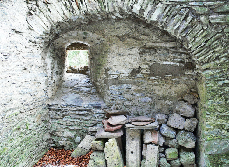 Hauenstein: Wohnturm Erdgeschoß, querrechteckiges Fenster an der Ostsseite, Innenansicht