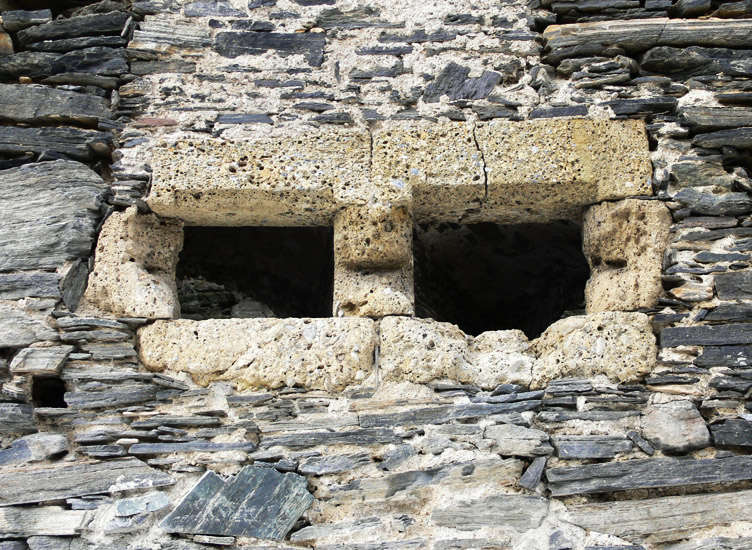 Hauenstein: Wohnturm Erdgeschoß, querrechteckiges Fenster an der Ostseite