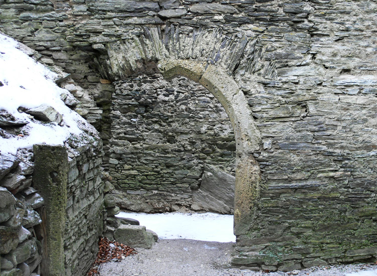 Hauenstein: Erdgeschoß, Spitzbogentür in der Trennwand