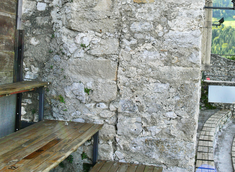 Finkenstein: rechts die vorgesetzte Fassade mit den Kielbogenfenstern.