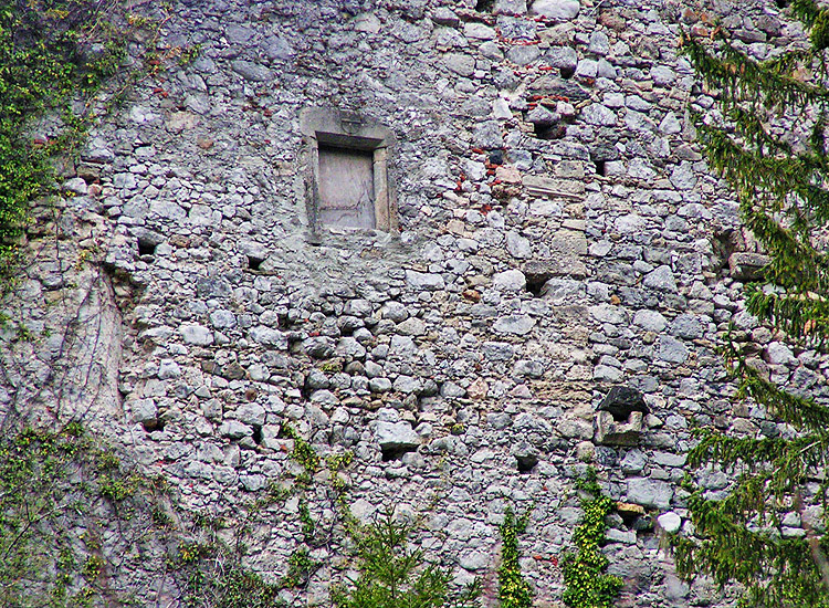 FInkenstein: Detail der südlichen Ringmauer mit senkrechter Baufuge zwischen Küche( rechts mit Ausgussstein) und Kapelle(links)