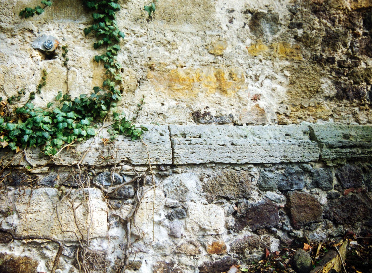 Schloss Gleichenberg: Sockel an der Schildmauer 