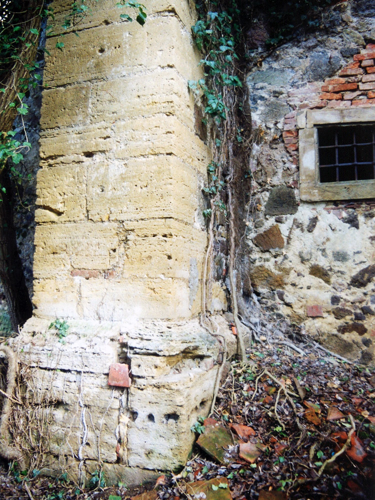 Schloss Gleichenberg:  Mauerpfeiler nördlich am Wohnturm 