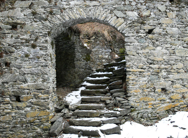 Hauenstein: Aufgang zur Hochburg, links hinter dem Tor die Zisterne