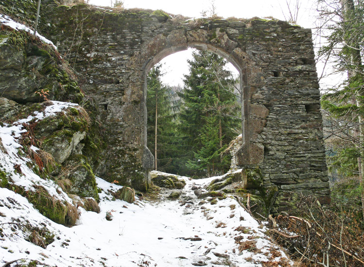 Hauenstein: äußeres Burgtor mit Zugbrücke